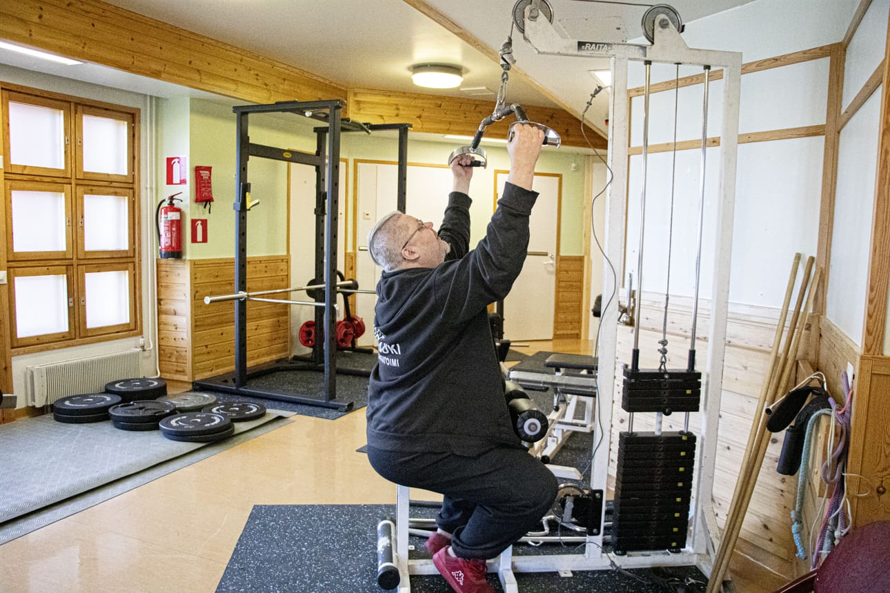 Laitteet on sijoiteltu niin, että liikkuminen niiden keskellä on turvallista. Marko Äijälä testaa salin vanhinta laitetta, ylätaljaa.