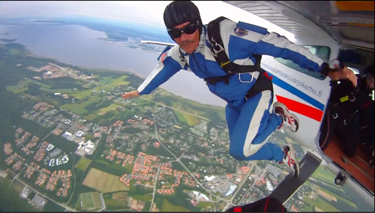 Lentokoneesta irtautuminen on laskuvarjohypyn paras osuus, sanoo veteraanihyppääjä Raimo Karhu.