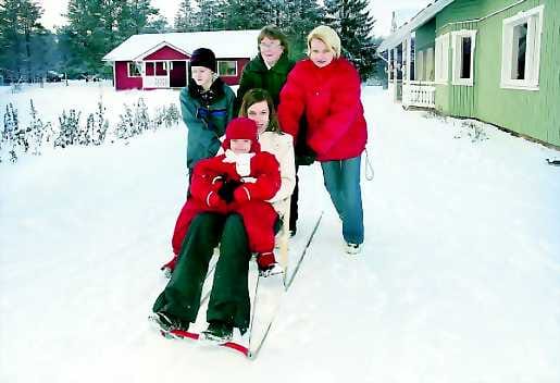 Yhtä potkua. Kaksi tupaa, mutta yhteinen piha. Antti , Heli ja Henna Rimpeläinen (sylissä) kuuluvat nuorimpaan polveen, Virpi Rimpeläinen(oik.) seuraavaan ja Eine Rimpeläinen edustaa tilan vanhinta sukupolvea.