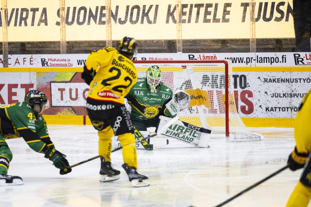KalPan Cade Borchardt laukoo 3-1 -maalin, tehden kypärätempun, Ilveksen maalivahdin Mantas Armaliksen taakse.