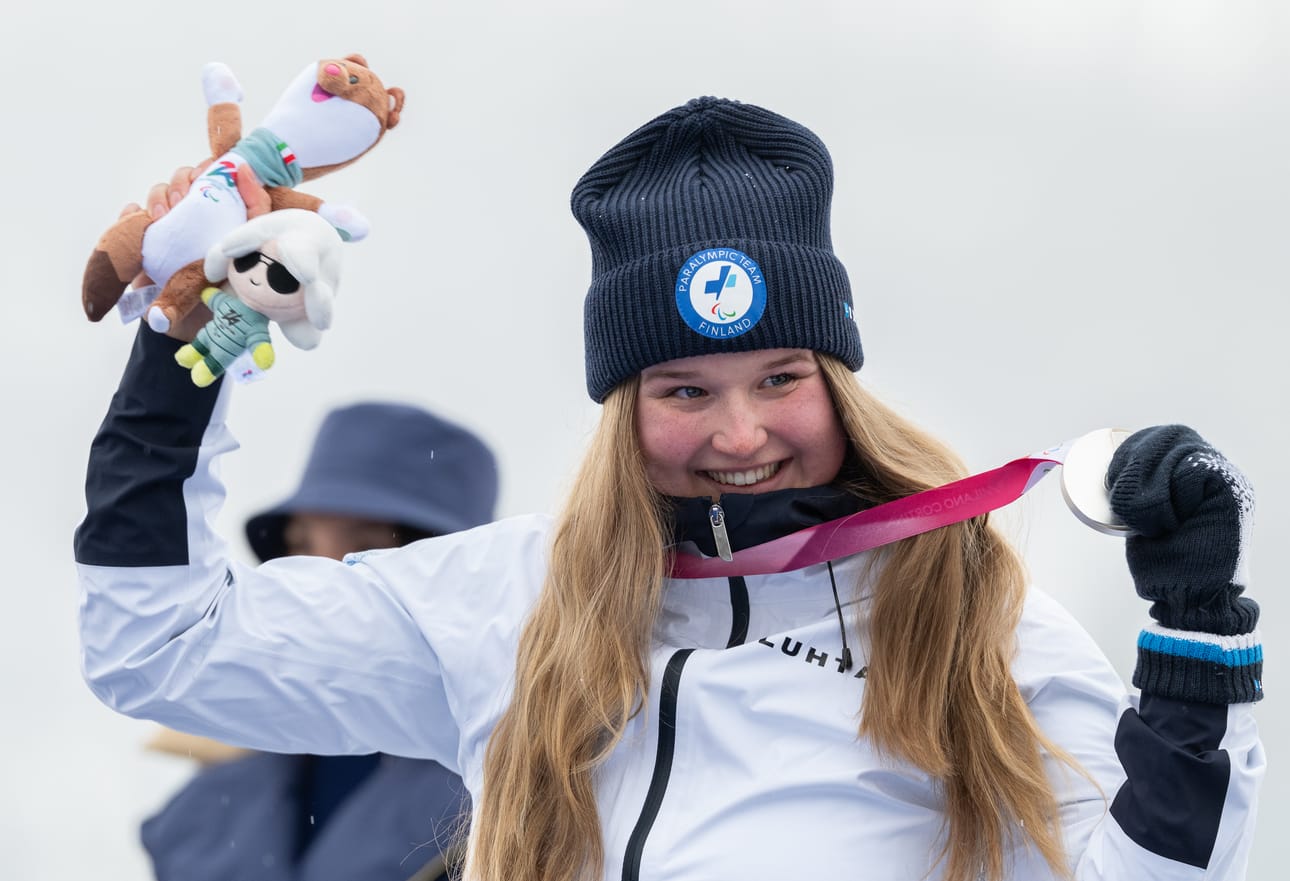 Nette Kiviranta juhli paralympialaisten hopeaa lauantaina.
