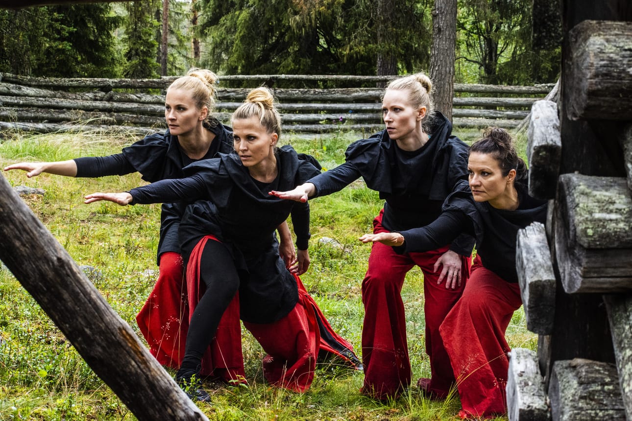 Korpikomppanian tanssijat Teija Skants, Tiina Sainila, Mari Saanio ja Outi Räsänen.