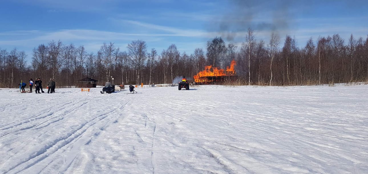 Kraaselissa poltettiin sunnuntaina veneilyseuran käytössä ollut mökki, koska Metsähallitus halusi mökin pois tulevalta luonnonsuojelualueelta.