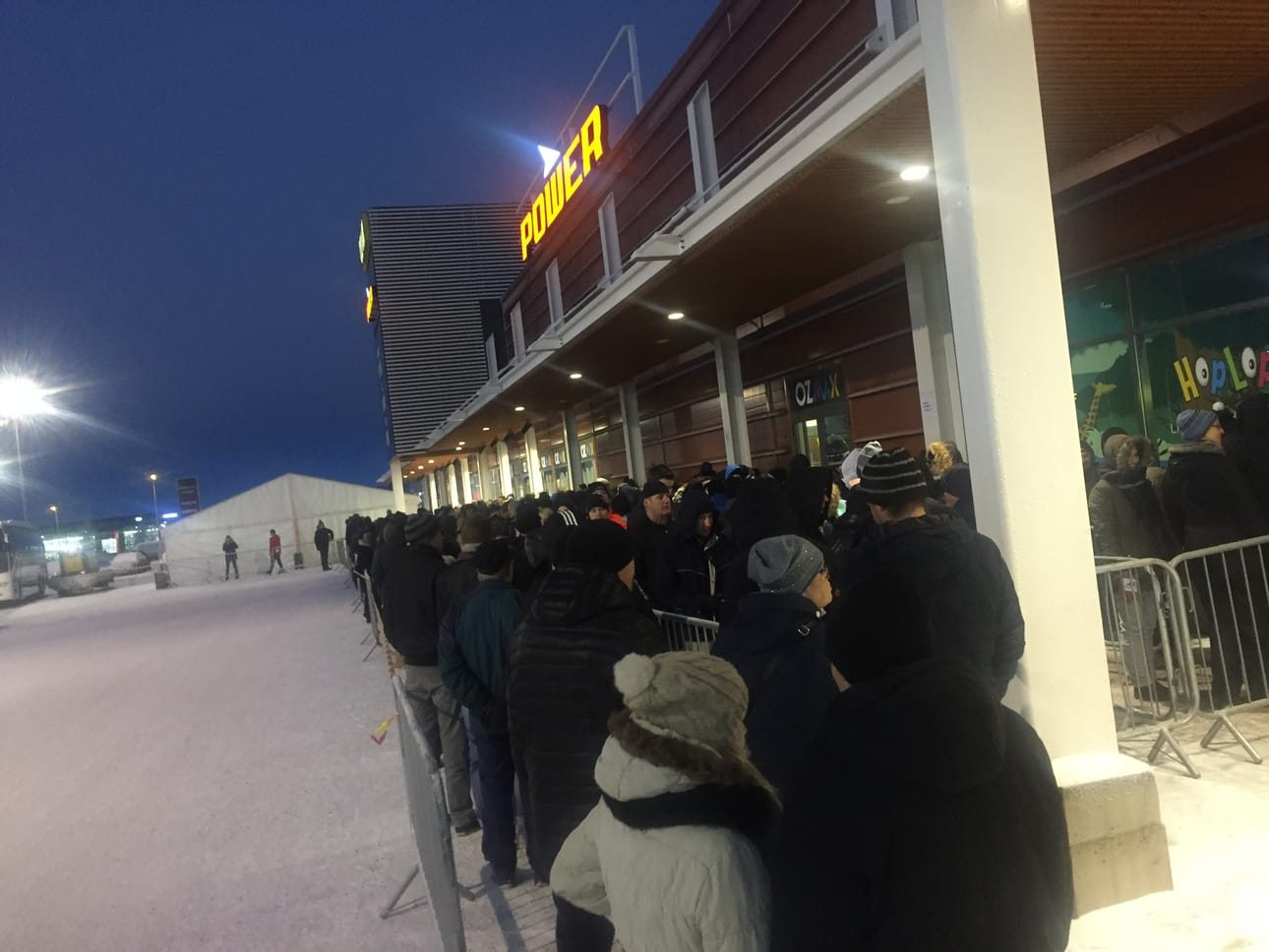 Powerin avajaisissa riitti porukkaa.