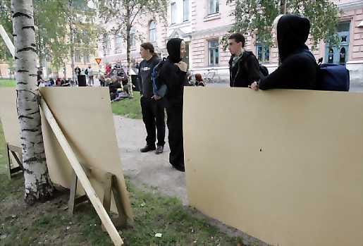 Hyvin suihkii. Maalausnäytöksessä esiintyivät oululaiset graffititaiteilijat. Teos hahmottuu loppumetreillä, kun teksti reunustetaan. Nimettömän nuoren miehen Real-työ on värikkäimmästä päästä.
