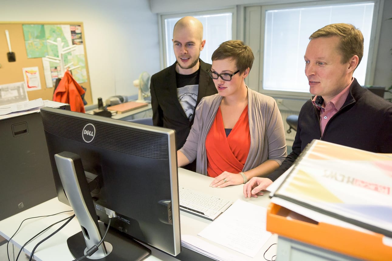 Digitoimittaja Aleksanteri Pikkarainen, toimitussihteeri Jenny Halvari ja päätoimittaja Petri Karjalainen Koillissanomien verkon äärellä.