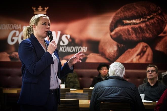 Jutta Urpilainen vietti kollegansa Maria Tolppasen (sd.) Vaasa-päivää maanantaina. Demarikaksikko kävi keskustelemassa keskussairaalan johdon kanssa sairaalapäivystyksestä kaupungin johdon kanssa Tesla-hankkeesta. Kuva: Jarno Pellinen