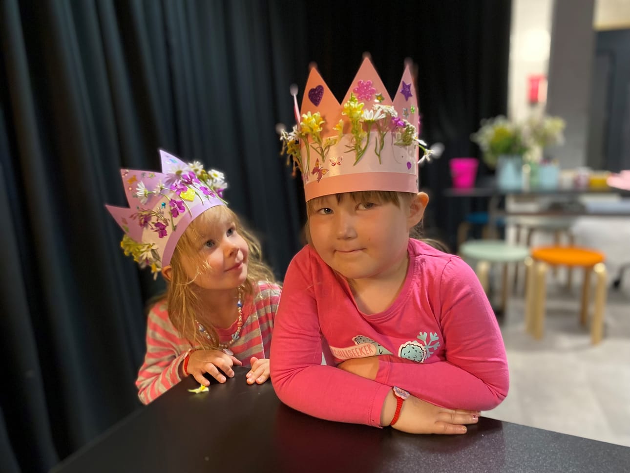 Pienet taiteilijat Aino Huhtamäki, 4, ja Vilma Sillanpää, 5, muuttuivat teostensa myötä oitis kuninkaallisiksi.