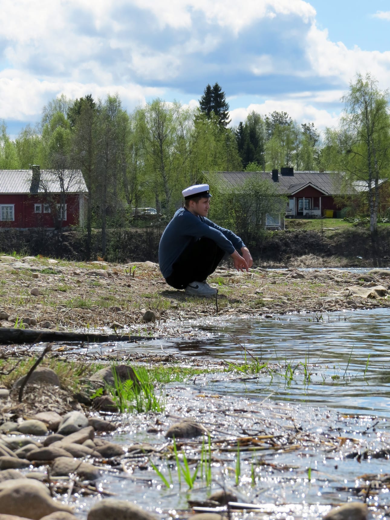 Pudasjärveläinen Arttu Rönkkö saa vetää ylioppilaslakin valmistumisen merkiksi Pudasjärven lukiolla toukokuun 30. päivä.