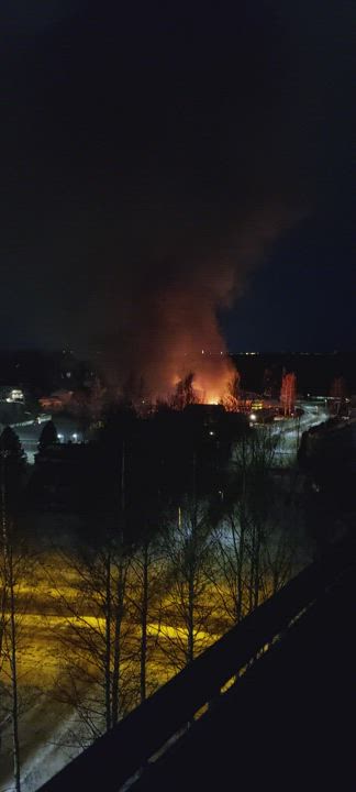 Puolivälinkankaalla paloi auto ja autokatos