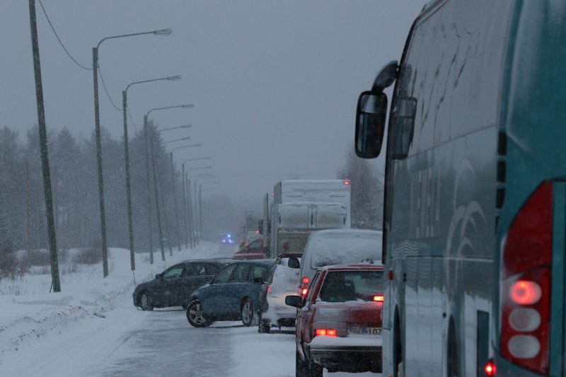 Rovaniemellä tapahtui kuolemaan johtanut liikenneonnettomuus perjantaina iltapäivällä. Tielle syntyi jonoa, ennen kuin liikenne ohjattiin kiertoteille.