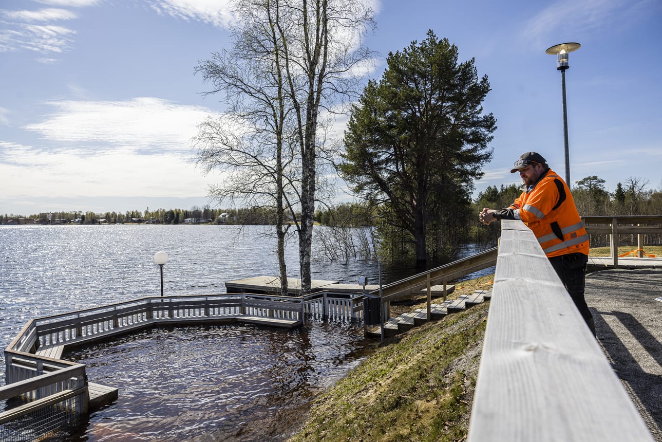 Kittilän kunnan LVI-asentaja Jani Vuollo tarkastamassa tulvan tasoa palvelukodin rannassa. Hänen tehtävänä on tarkastaa, että valumavesiä joen puolelle pumppaavat pumput toimivat. Kaikki on ollut kunnossa.