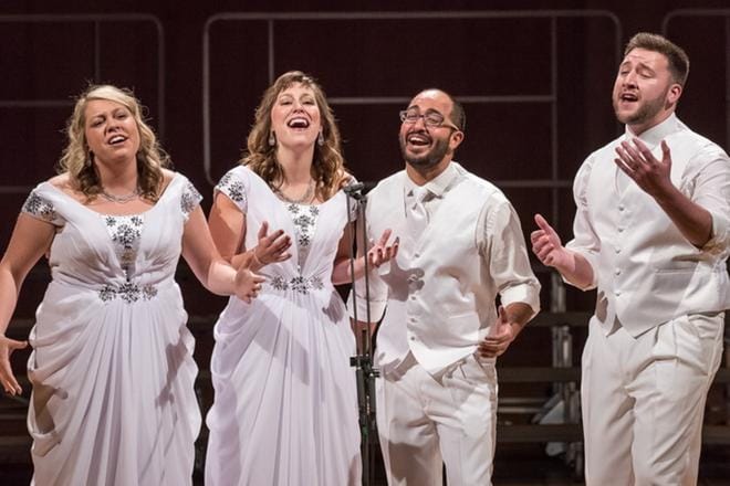 Double Date on yhdysvaltalainen kuoro, joka laulaa muun muassa barberhop-klassikoita, kansanlauluja, musikaaliteoksia, jazzstandardeja ja intialaisen perinteen lauluja. Kuoro konsertoi torstaina, mutta heidät voi nähdä ilmaiseksi perjantaina pääkirjaston Draama-salin non stop -konsertissa.