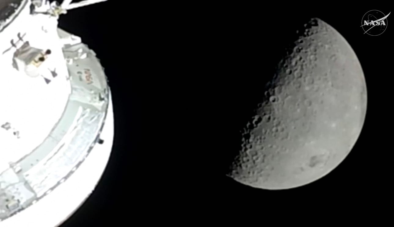 NASA:n suoran lähetyksen kuvakaappauksen näkymä, kun Orion-avaruusalus lähestyi Kuuta.