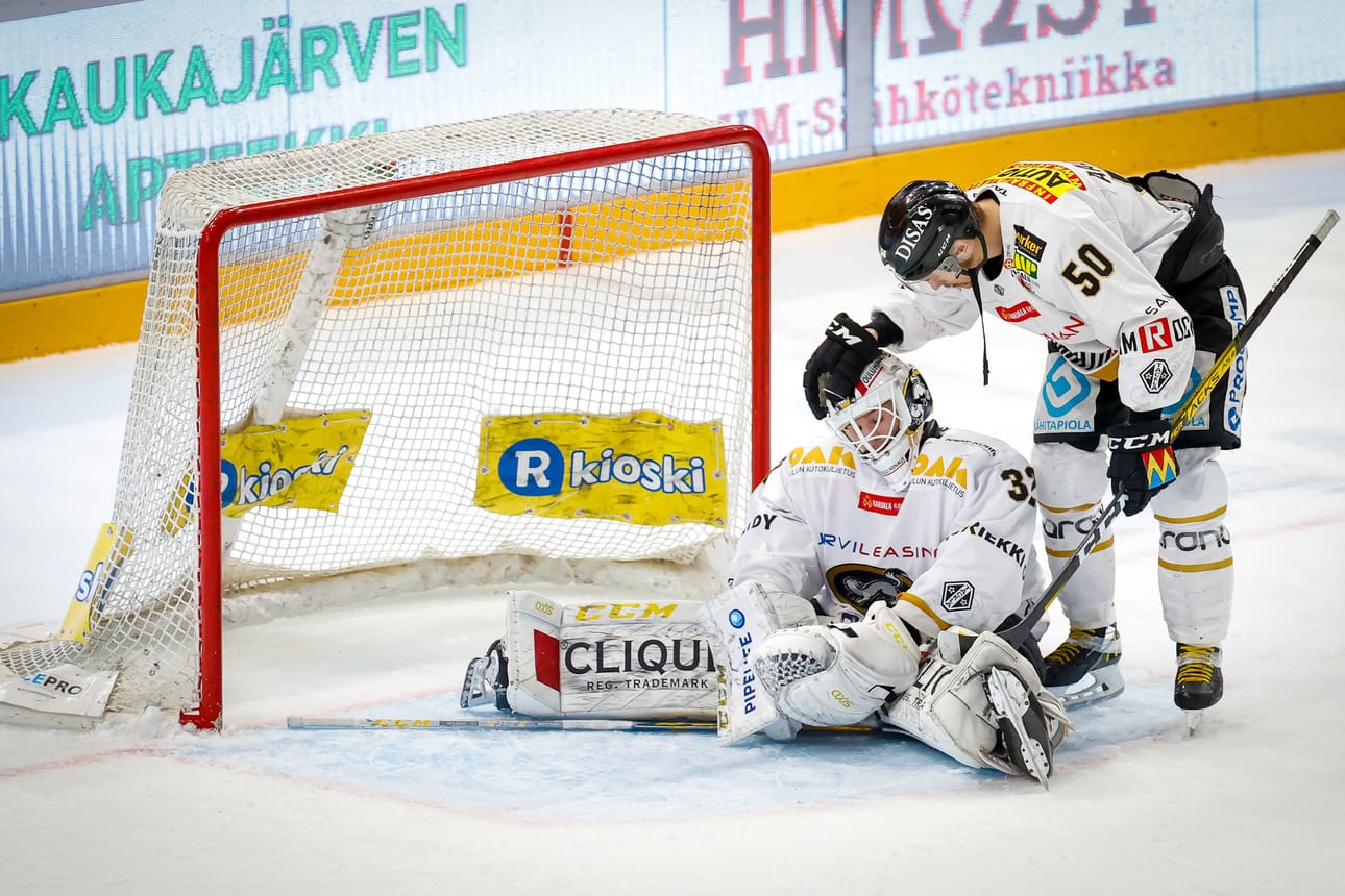 Juhamatti Aaltonen lohduttaa maalivahti Joel Blomqvistia Kärppien kauden päätyttyä.