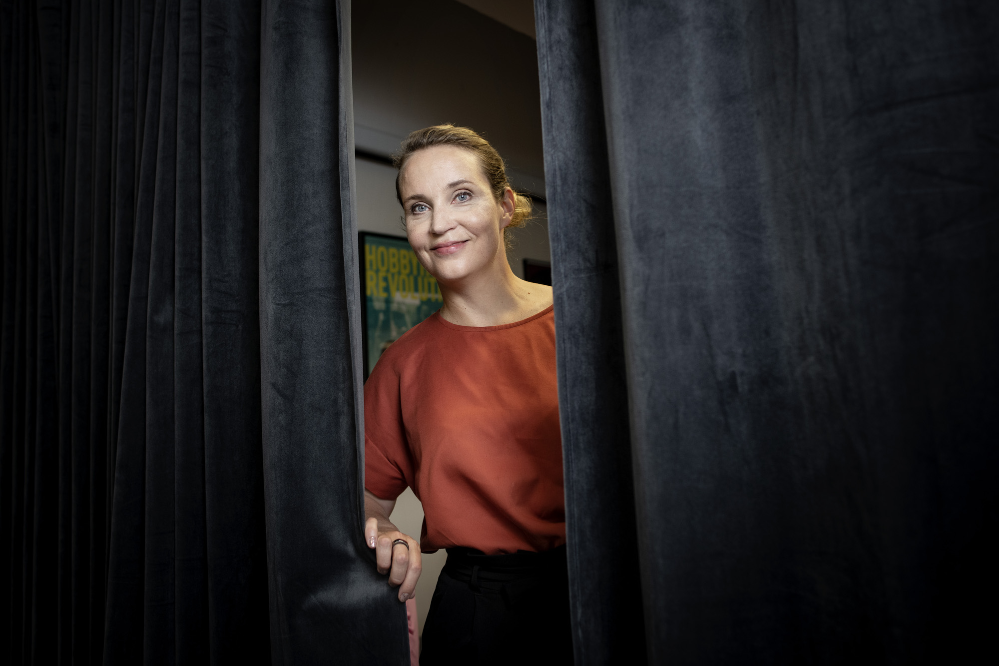Hölmö nuori sydän -elokuvan tekijä Kirsikka Saari kirjoitti itsensä Itä-Helsingin lähiöistä Oscar-Akatemiaan: ”Jotakin lähiöestetiikka sielussani soittelee”