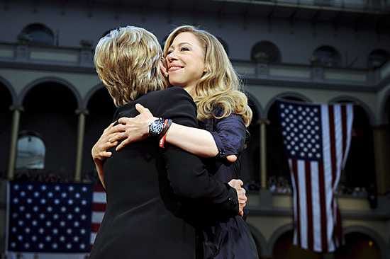 Hillary Clintonin kannattajat purkivat pettymystään demokraattien ehdokasratkaisuun Washintonissa lauantaina.