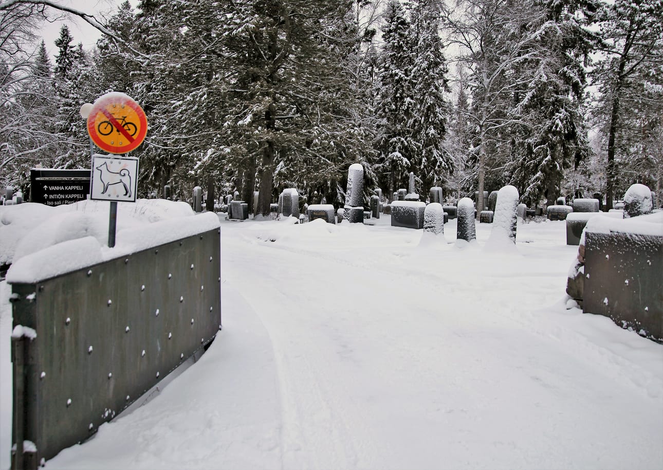 Pyöräily on hautausmaalla kiellettyä, mutta valvonta mahdotonta. Myöskään koirien tuonti hautausmaalle ei ole suositeltavaa.