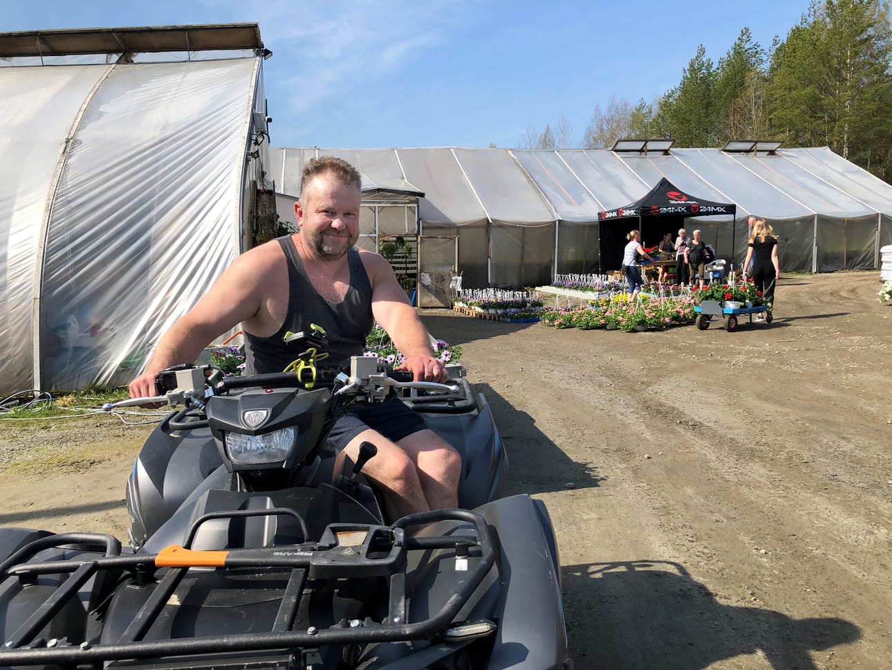 Juha Latvala on puutarhayrittäjä toisessa sukupolvessa. Hänen vanhempansa perustivat puutarhan 53 vuotta sitten.