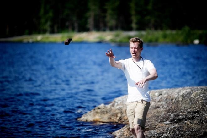 Toimittaja tositoimissa Kyrkösjärven rannalla. Toimittajan arjesta kertoo paljon tietokoneen Internet-selaimen kirjainmerkit: Sähköposti, kaupungin sivut, joilta löytyy viralliset lautakuntien pöytäkirjat, puhelinluettelo, Kielitoimiston sanakirja sekä lounaspaikkojen ruokalista. KUVA: JAAKKO ELENIUS