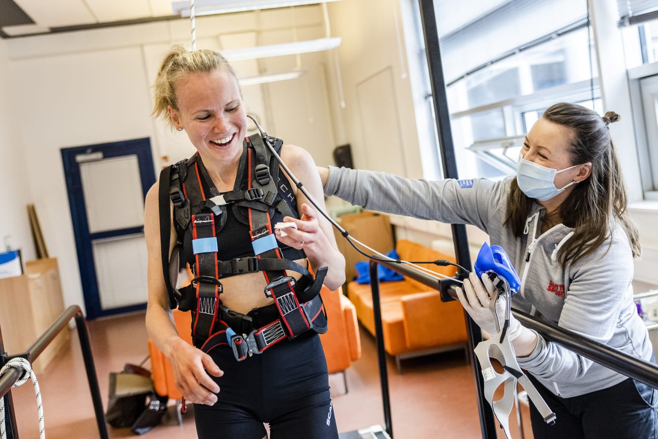 Santasportin testauspäällikkö Riikka Kivistö valvoi Susanna Saapungin mattotestin ja otti mm. laktaattinäytteet.