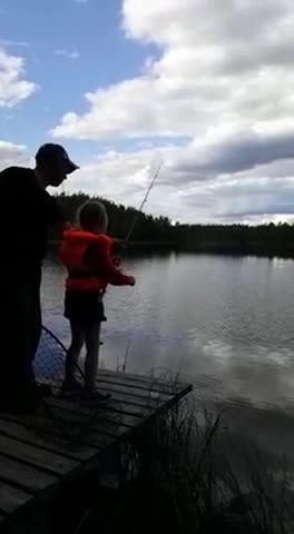 Krista nappaa ensimmäisen kalansa