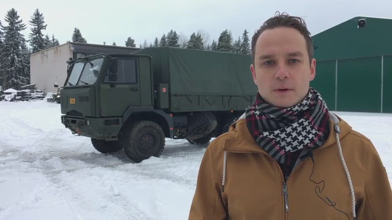 Puolustusvoimien Sisu A2045 kolaroi junan kanssa - tällainen kuorma-auto se on