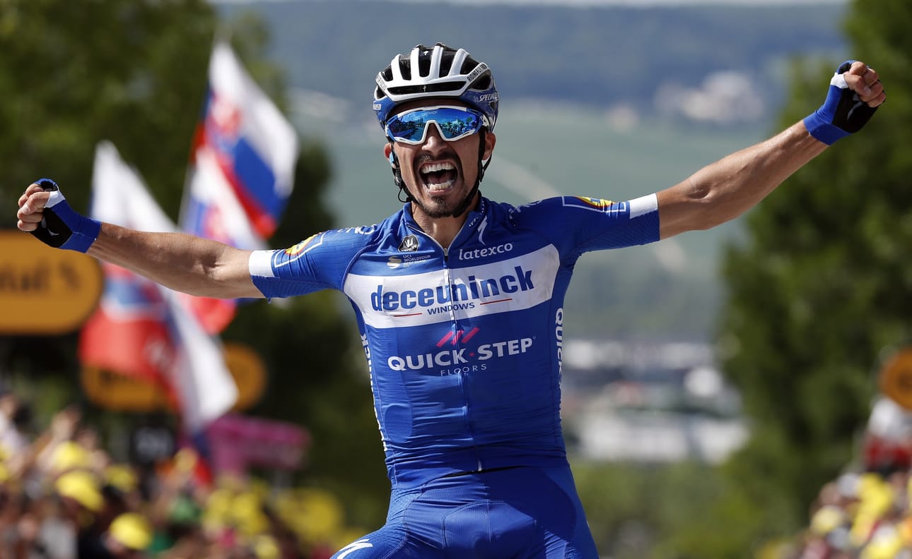 Julian Alaphilippe juhli Ranskan ympäriajon kolmannen etapin voittoa.