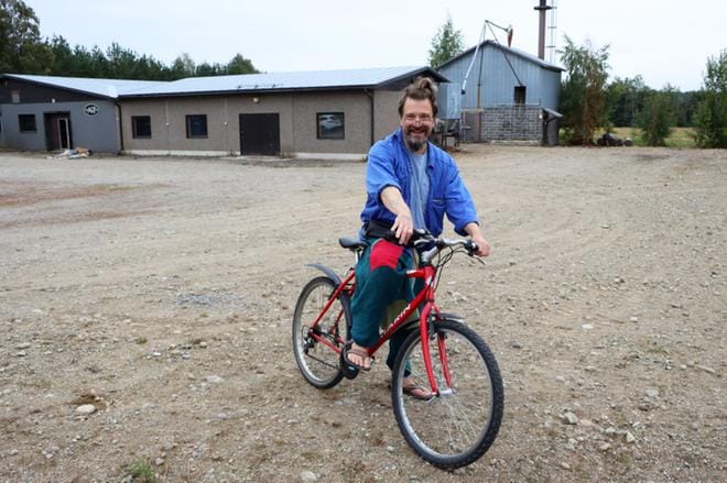 Mikki Paajanen on ottanut sydämen asiakseen varmistaa, että jurvalainen koristeveistoperinne säilyy. Nyt hänellä on tilat, ja asioita viedään eteenpäin. KUVA: HENNA NEVALA