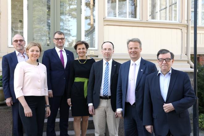 Nykyisiä meppejä pääministeri Juha Sipilän vieraana kesällä 2017 Kesärannassa. Heistä seuraavissa eurovaaleissa eivät ole ehdolla Paavo Väyrynen (oik.), Hannu Takkula ja Jussi Halla-aho. Anneli Jäätteenmäki ja Nils Torvalds harkitsevat vielä. Henna Virkkunen on jo päättänyt, että lähtee ehdokkaaksi. KUVA: OUTI JÄRVINEN