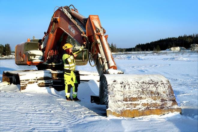 Karoliina Alkula on tottunut rasvaprässin käyttäjä. Ennen jokaista työhön ryhtymistä kaivurille suoritetaan tietyt tarkistukset ja mahdolliset huoltotoimenpiteet. KUVAT: JOUKO HÄNNINEN