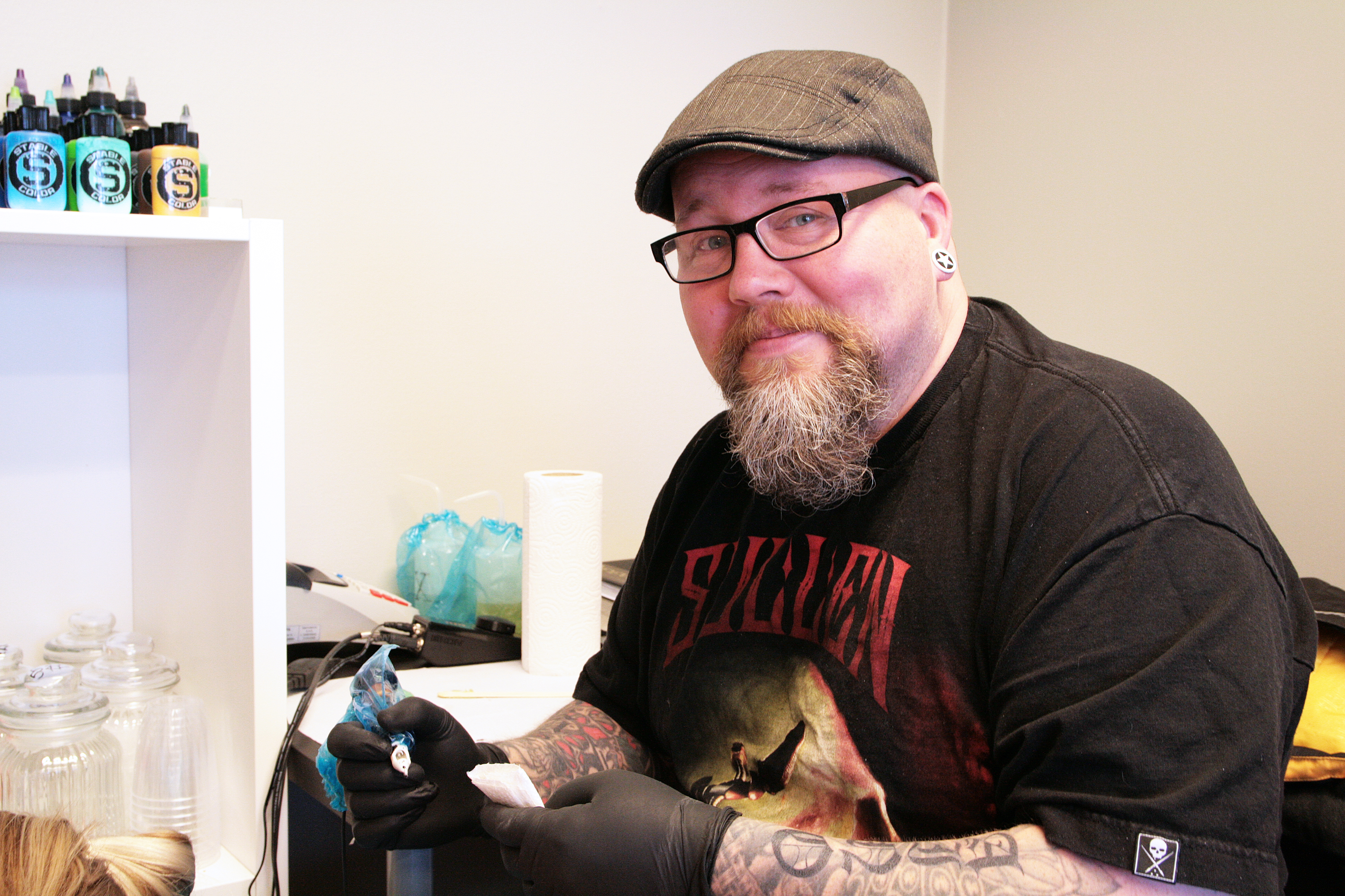Tatuoinnin ottaminen voi viedä kerrallan useammankin tunnin. Ja vaikka tatuointineula tuo mieleen lähinnä hammaslääkärit, Janne Rautiainen vakuuttaa kokemuksen olevan paljon mukavampi kuin hammaslääkärissä. &ndash; Me tatuoijat kun olemme tällaisia leppoisia kavereita, hän naurahta.