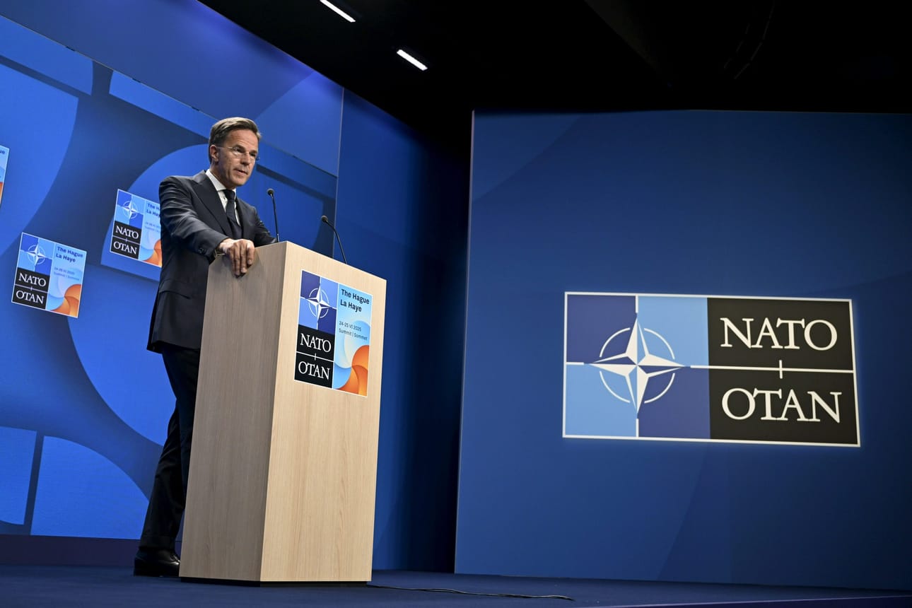 Naton pääsihteeri Mark Rutte korosti sotilasliiton yhtenäisyyttä maanantaina Haagissa pitämässään lehdistötilaisuudessa. LEHTIKUVA/AFP