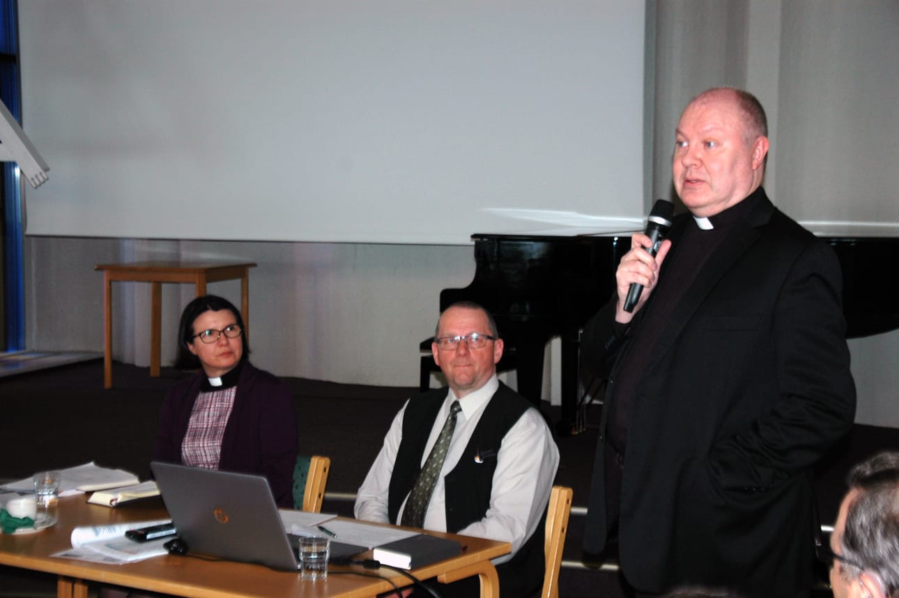 Uusi seurakuntapastori Jari Lappalainen esittäytyi kirkkovaltuustolle. Häntä kuuntelevat kirkkoherra Taina Manninen ja vs. talousjohtaja Juha Tervo.