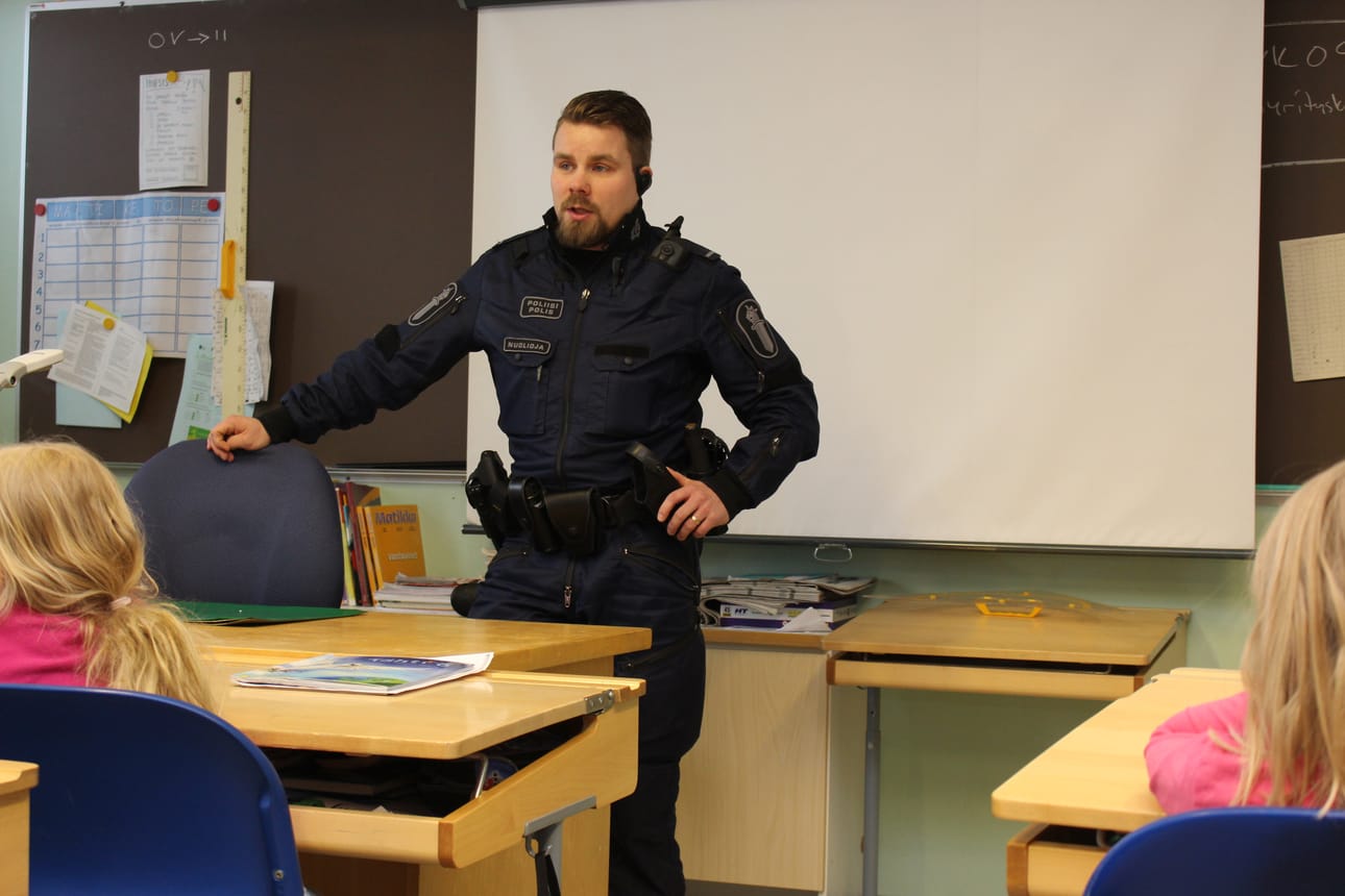 Pentti Haanpään koululla vietettiin teemapäivä, jonka aikana pohdittiin hyvinvointiin liittyviä asioita monelta kantilta. Koulupoliisi Timo-Pekka Nuolioja johdatti oppilaat miettimään koulukiusaamisen vastaisia asioita.