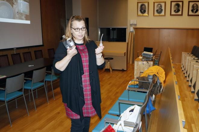 Botniaroskin tiedottaja Taru Jussila patisteli kierrättämään järkevästi. Hän vieraili tiistaina Jurvassa. KUVA: JAANA-STIINA ALA-KORPI