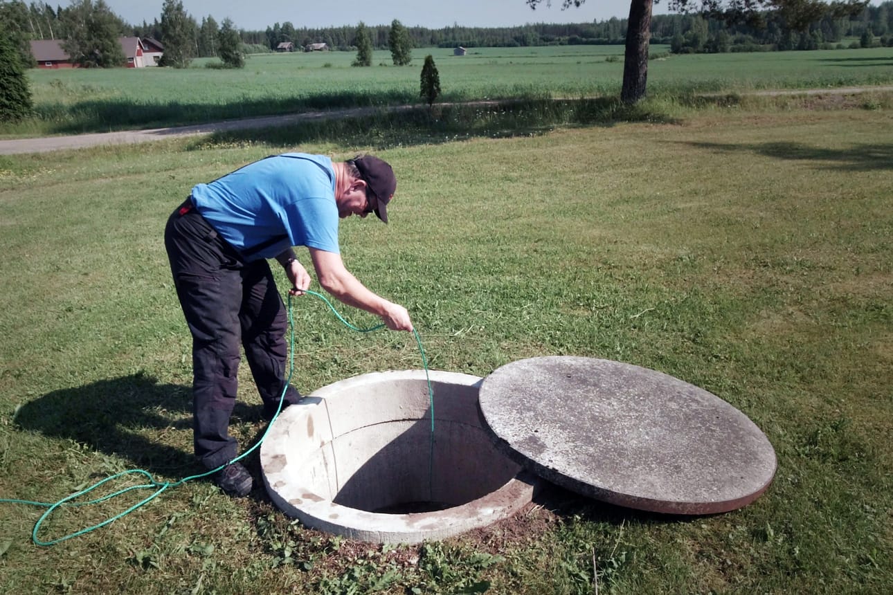 Työnjohtaja Simo Sorvari tarkisti, millä korkeudella kaivovesi on.