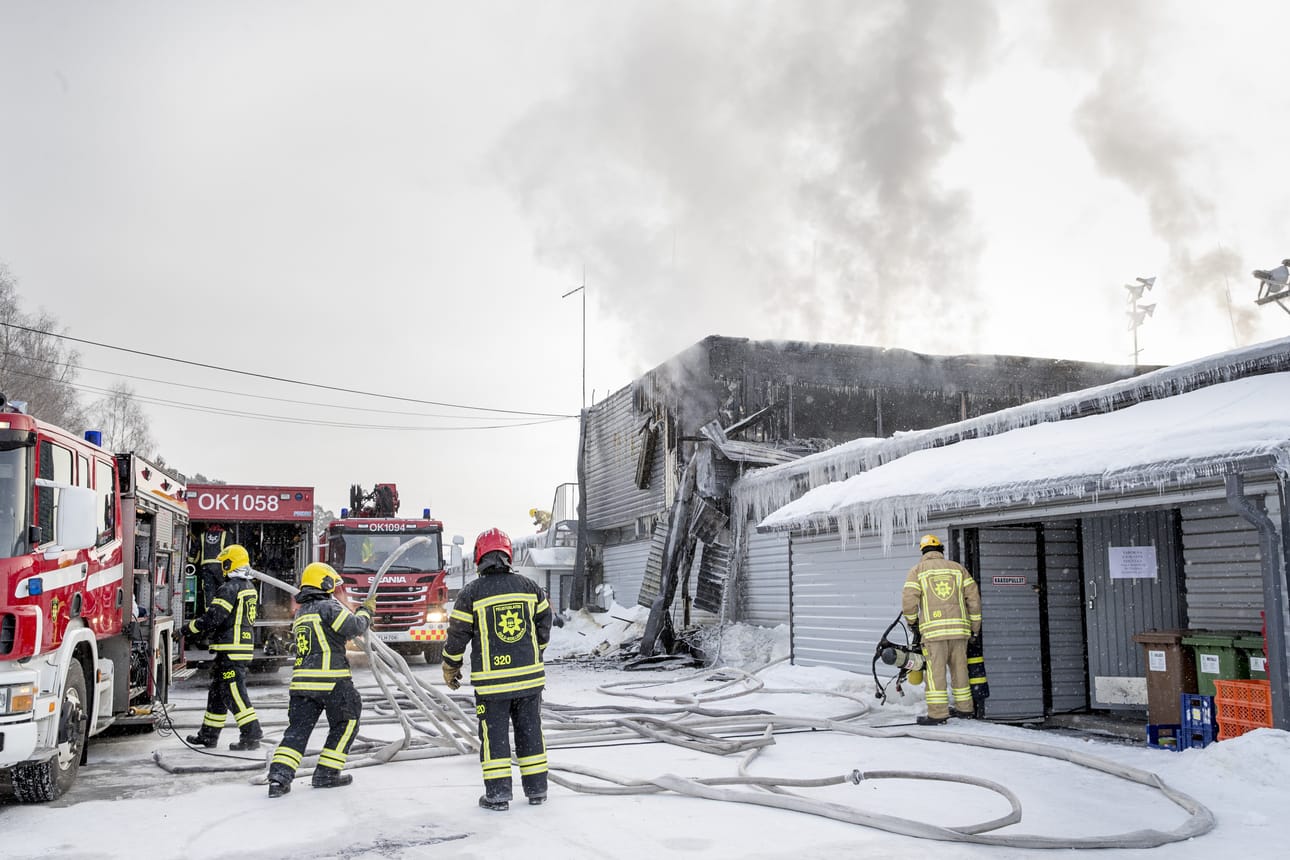 Tulipalon epäillään alkaneen kakkoskerroksen toimistotiloista. Syttymisyystä ei ole vielä tietoa.