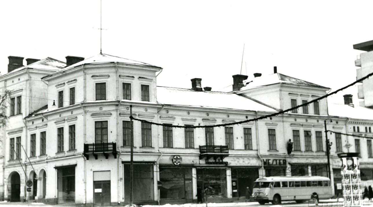 1960-luvun alussa puretussa Wolffin talossa Ylätorilla toimi Vasa Handelslagin myymälä talon purkamiseen saakka. Kuvassa lukee ”Handelslag” oikeanpuolimmaisen parvekkeen alla. Arkistokuva.