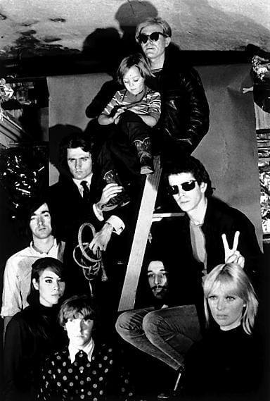 Tehtaan porukkaa myötäpäivään ylhäältä: Andy Warhol, Lou Reed, John Cale, Nico, Maureen Tucker, Mary Woronov, Sterling Morrison, Gerard Malanga ja Nicon poika Ari.