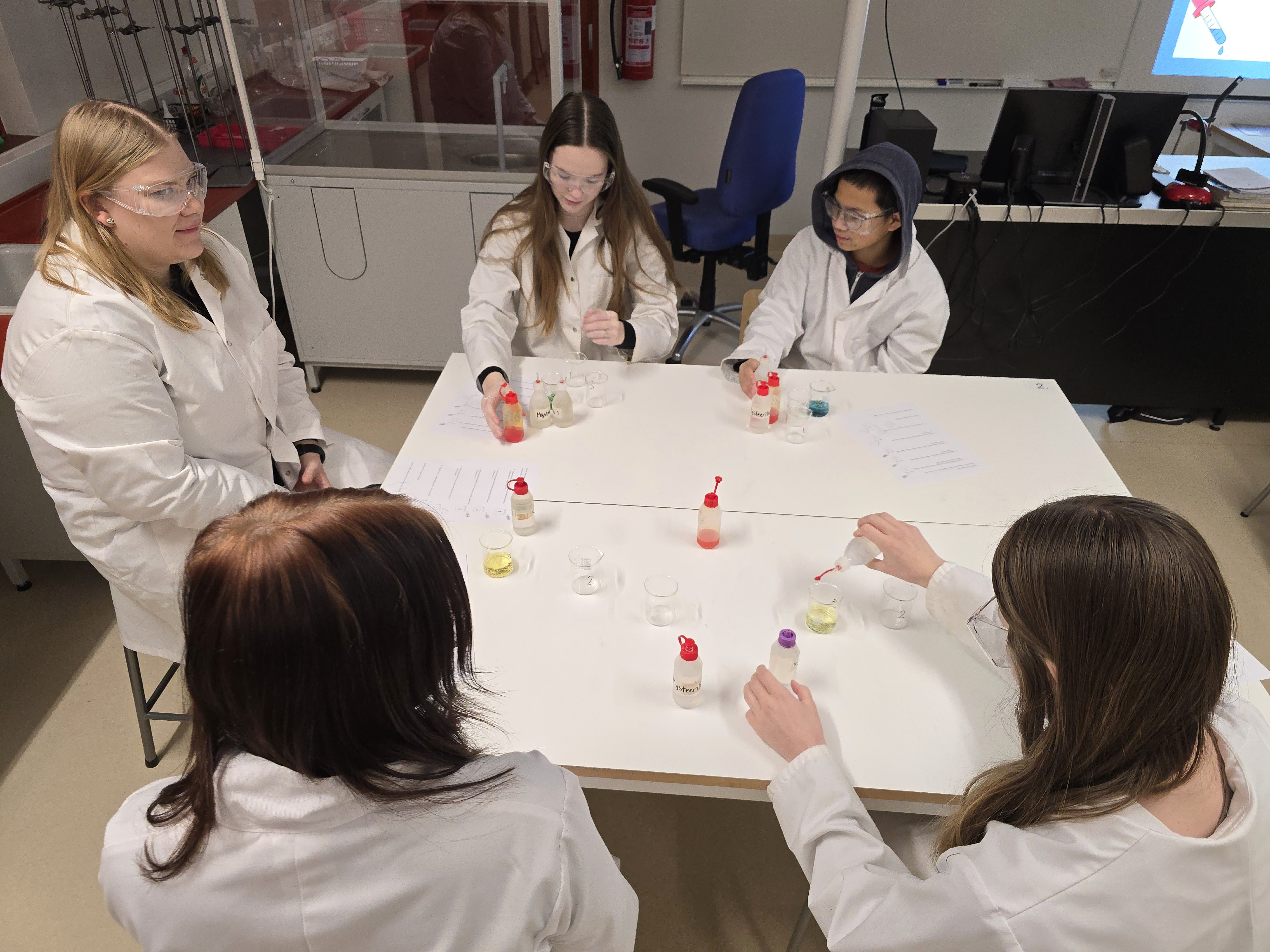 Vaasassa alkaa tulevaisuuden taitoihin keskittyvä luokka – "Tunneilla rakennetaan paristoja perunasta ja valmistetaan saippuaa"