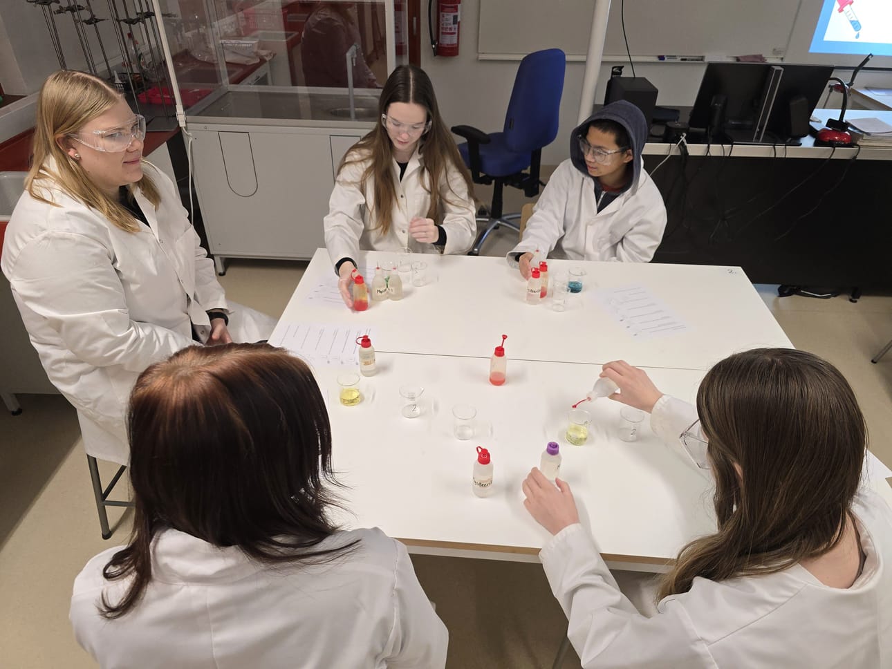 Variskan yhtenäiskoulun kuudesluokkalaiset Laura Ekholm, Dang Phuc, Mai Hannula ja Noora Ekholm pääsivät testaamaan Steam-luokan työskentelytapojaopettaja Aino Norjan johdolla (vas).