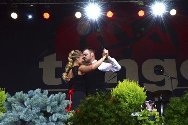 Jurvalaiset Hanna-Leena Liukku ja Olli Syrjälä tangosivat tuomareiden sydämiin ja voittivat keskiviikkona lavatangon suomenmestaruuden. KUVA: TIINA RANTAKOSKI