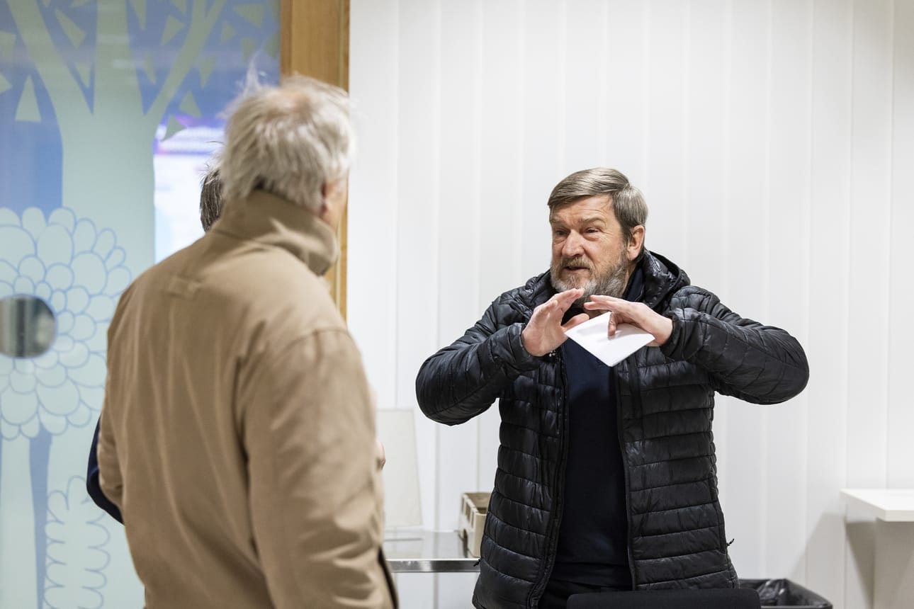 Jääliläinen Kari Tiri tuli kuulemaan Pyyryväisen vetyteollisuusalueen suunnitelmista, koska omistaa siellä maata. Hän sai moniin kysymyksiinsä vastauksia. Hän keskusteli toisen maanomistajan, Aimo Jaakkolan kanssa.
