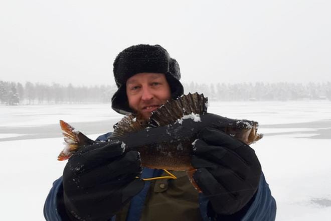 Matti Särkijärvi kävi harjoittelemassa pilkkikisaa varten isoista ahvenistaan tunnetulla Saarijärvellä.