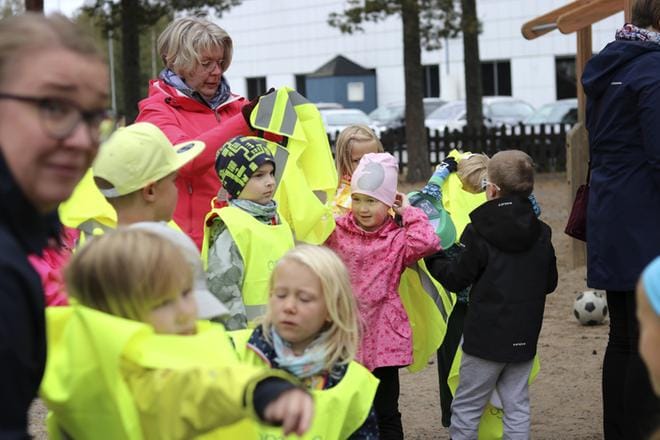 Paavolan koulun kaikki ekaluokkalaiset on nyt heijastinliivitetty. KUVAT: JOHANNA KATAJA