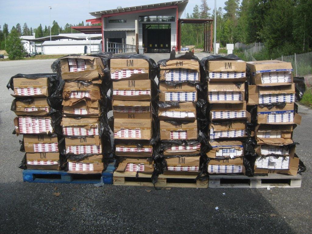 Tulli takavarikoi poikkeuksellisen suuren määrän salakuljetettuja savukkeita.