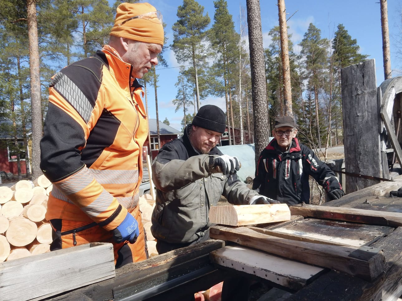 Raimo Pääkkö, Jari Tihinen ja Arvo Härö perinteisen pärehöylän ääressä. Tihinen opetteli pärehöyläystä kokeneiden tekijöiden opissa ja taito siirtyi hyppysiin hyvin.