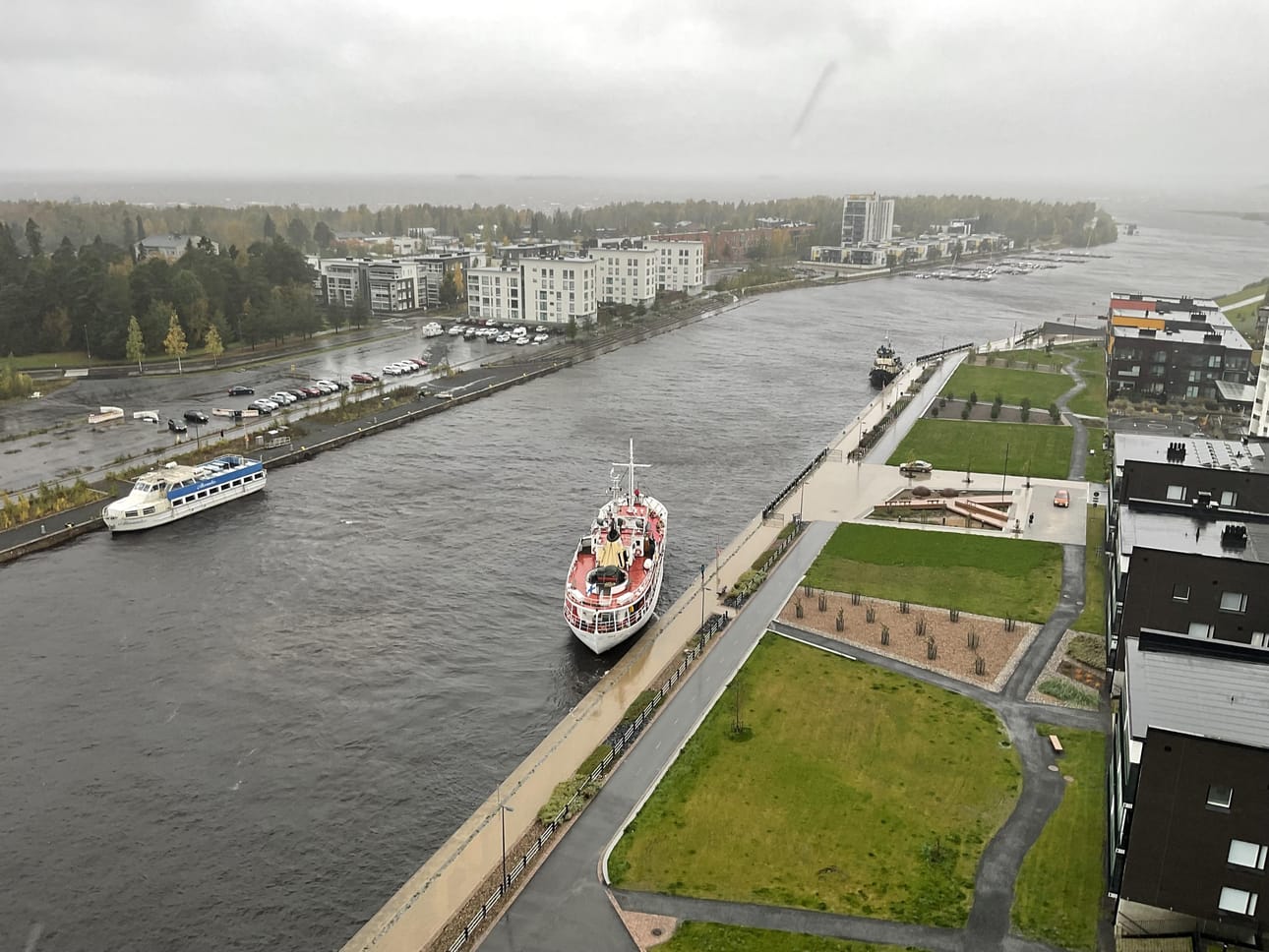Oulu-laiva uhmasi myrskyä ja lähti merille.