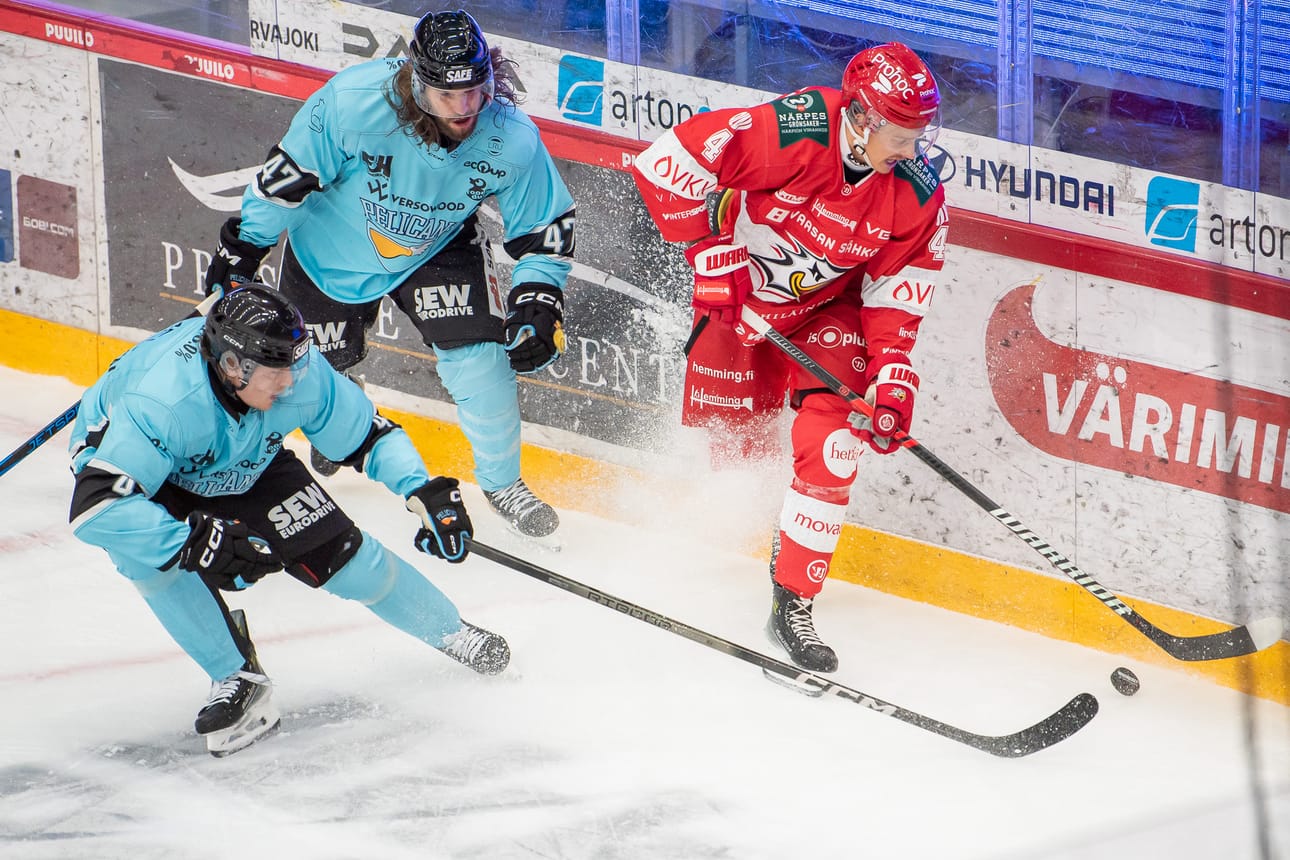 Miika Tiihonen kohtasi uransa kahdeksannessa liigaottelussa Johannes Johanssenin (vas.) ja Michal Jordanin.